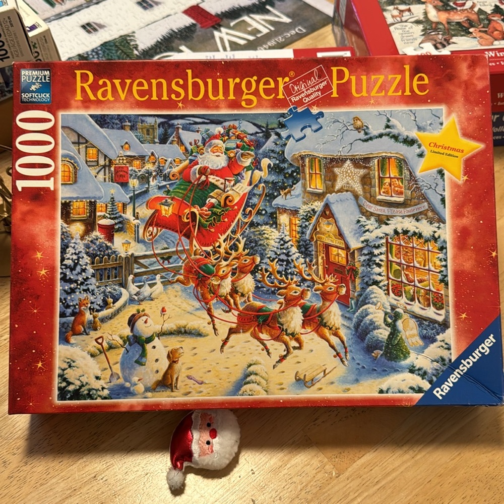Ravensburger Christmas Puzzle - 1000 Pieces - Red
